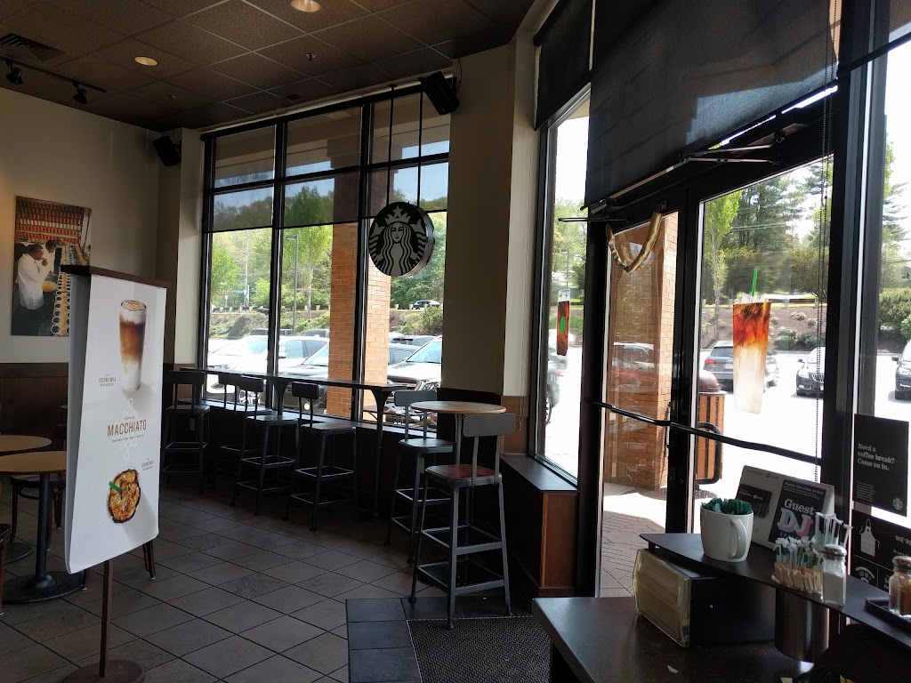 Starbucks | Edgmont Shopping Center, 4895 West Chester Pike, Newtown Square, PA 19073 | Phone: (610) 353-4951