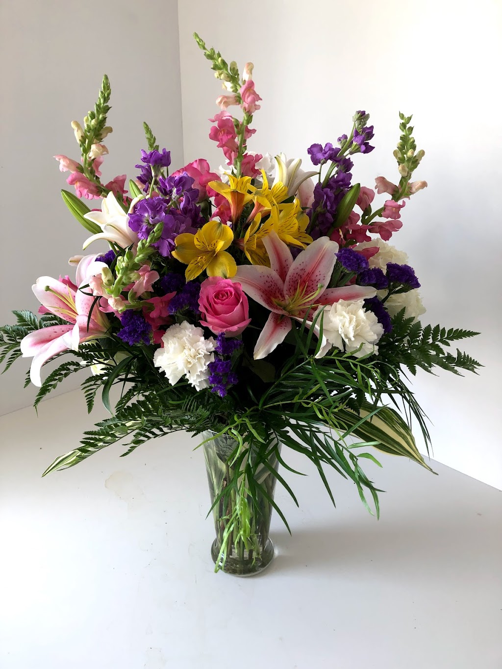 Rose Flowers & Gifts | 232 W Main St, Meriden, CT 06451 | Phone: (203) 235-5759