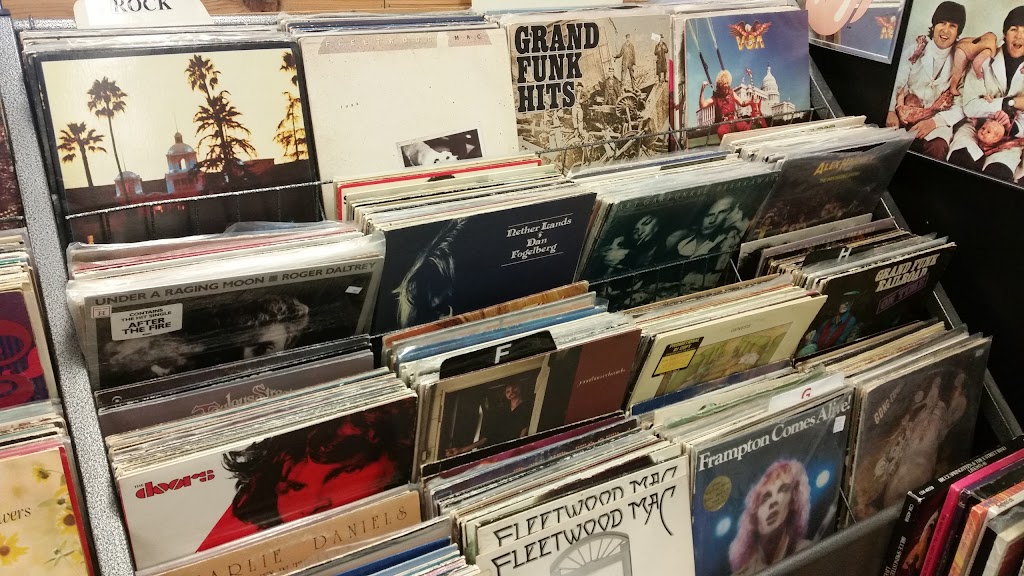 Merles Record Rack | 307 Racebrook Rd, Orange, CT 06477 | Phone: (203) 795-9033