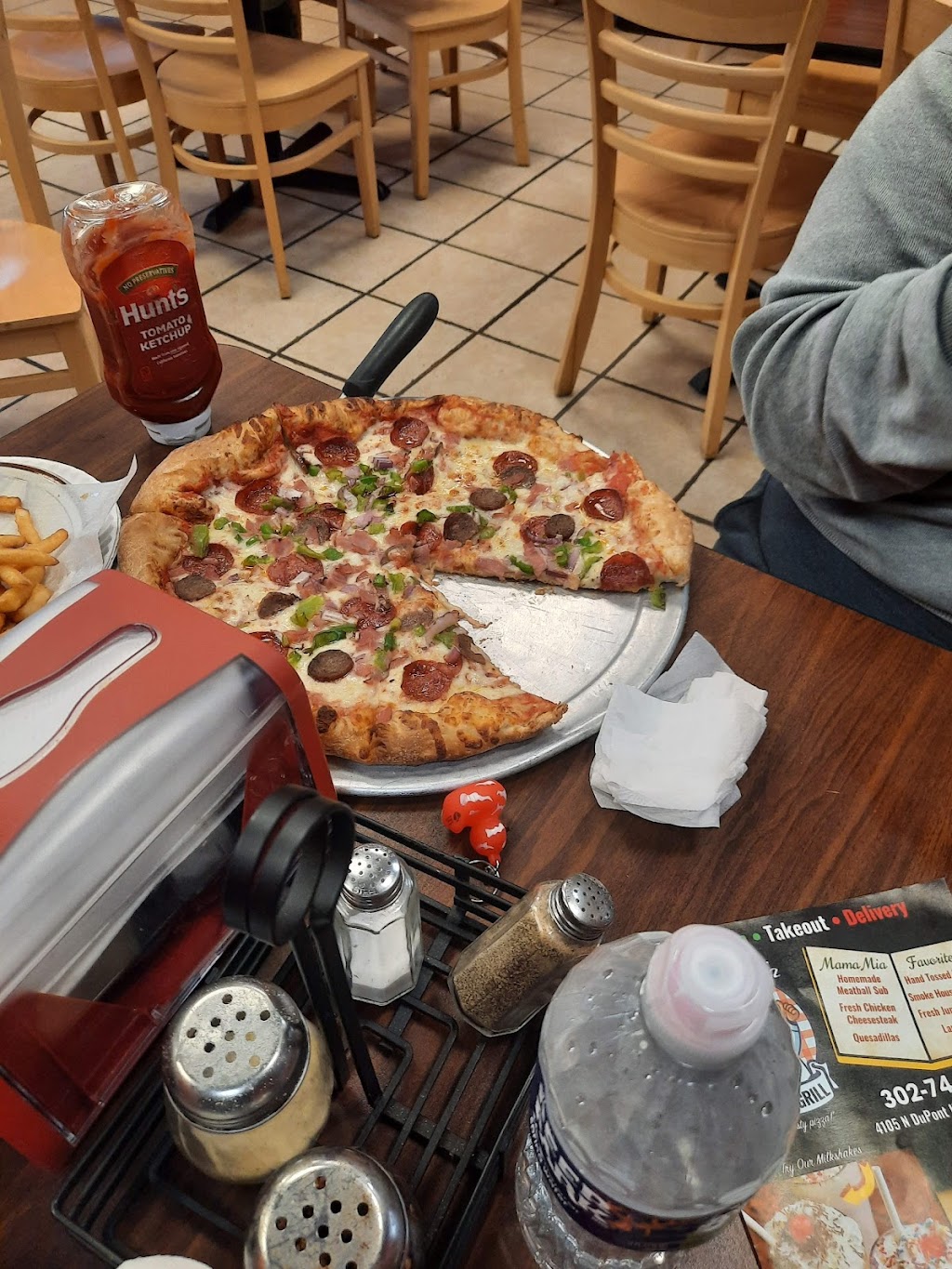 Mama Mia pizza and grill | 4105 N Dupont Hwy, Dover, DE 19901 | Phone: (302) 744-8724