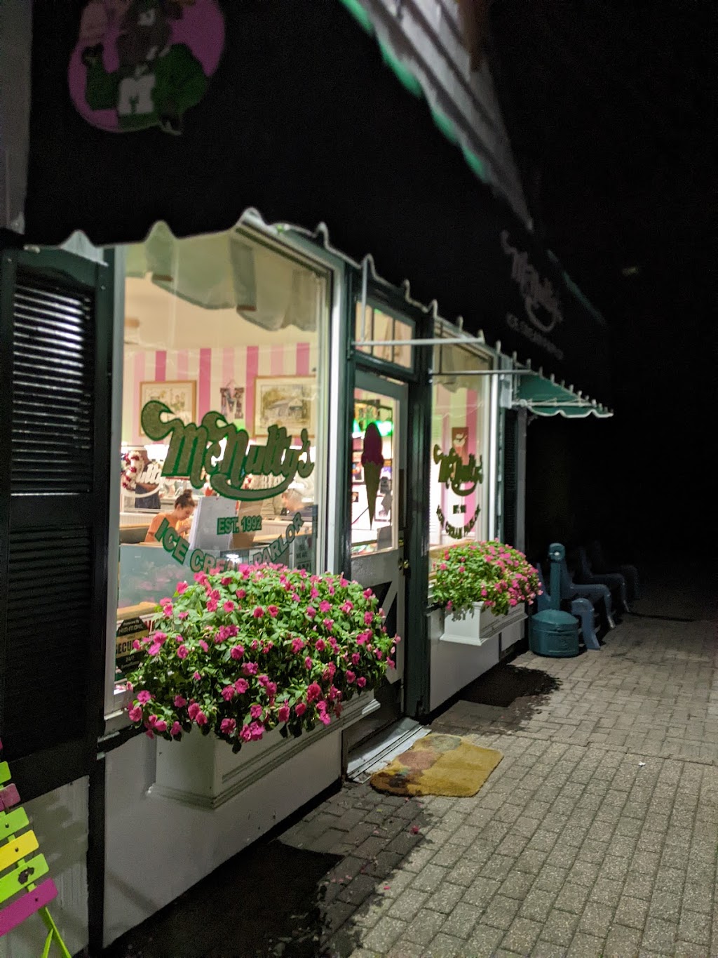 McNultys Ice Cream Parlor | 153 N Country Rd, Miller Place, NY 11764 | Phone: (631) 474-3543