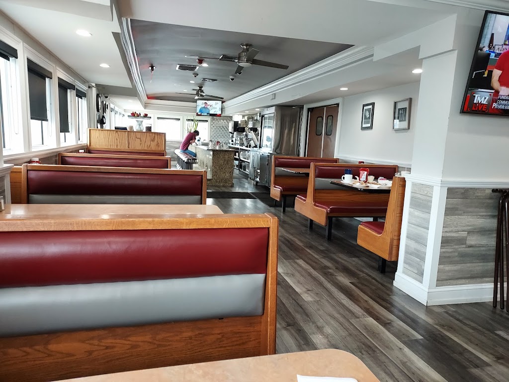 Sungate Diner | 1000 Green St, Marcus Hook, PA 19061 | Phone: (610) 494-8084