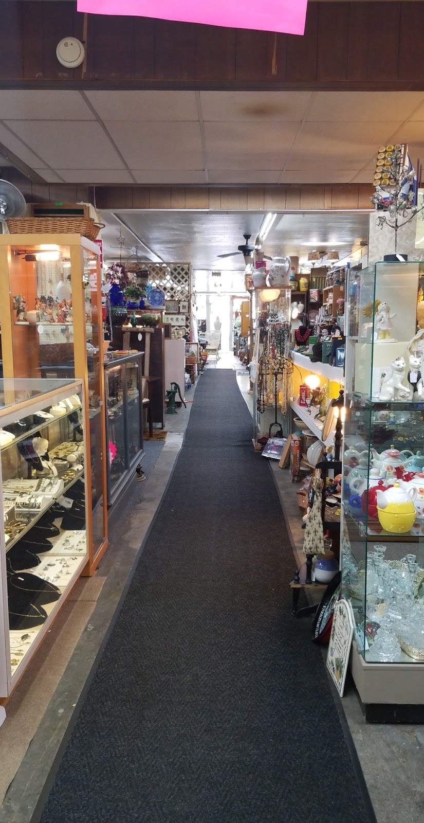 Cawmans Mall Antiques-Things | 529 NJ-49, Salem, NJ 08079 | Phone: (856) 935-0423