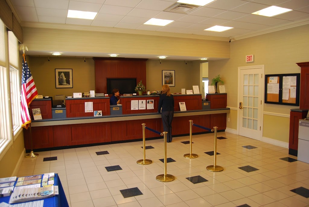 Adams Community Bank | 7 Main St, Lenox, MA 01240 | Phone: (413) 637-0017