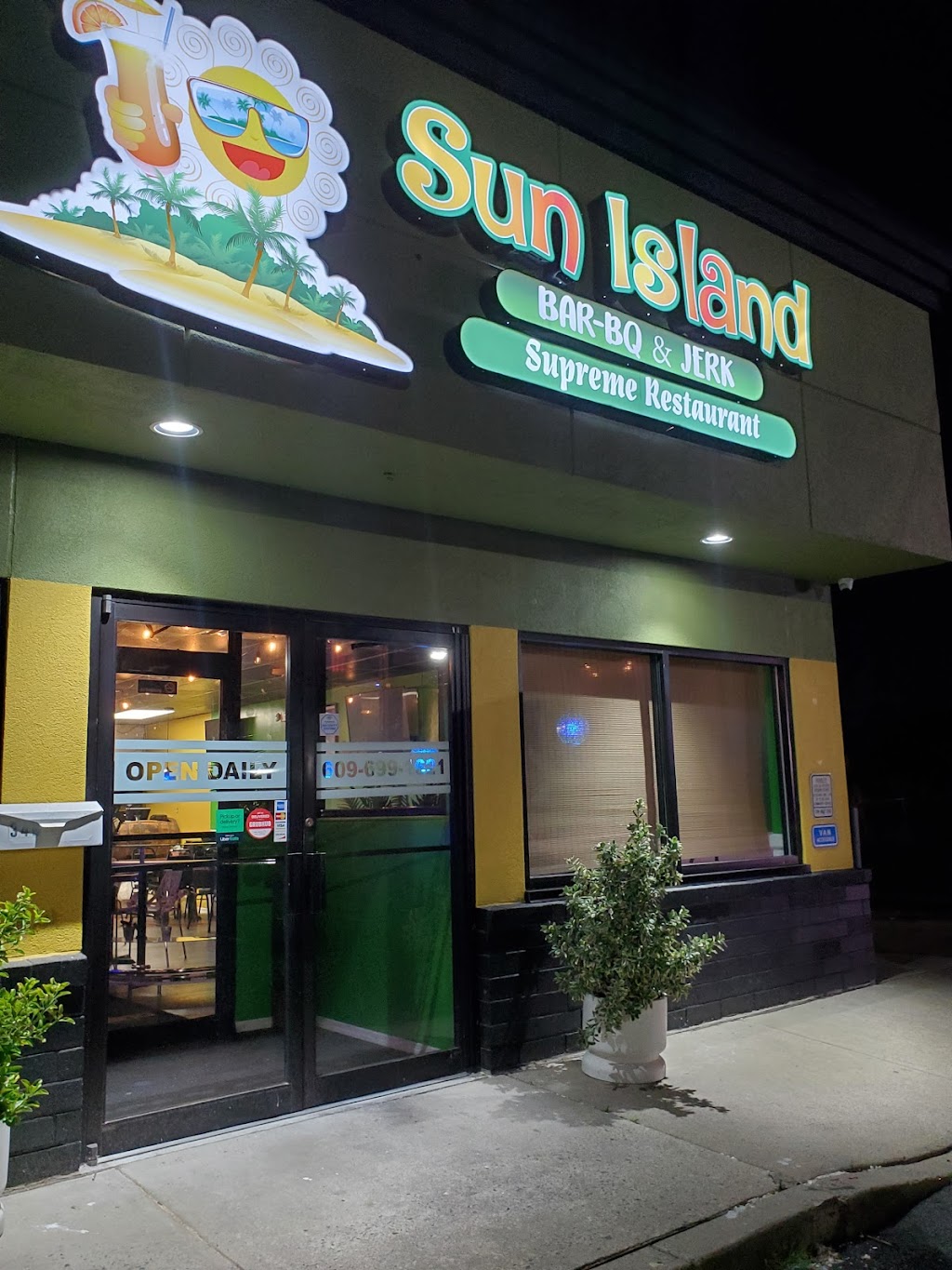Sun Island Bar-BQ & Jerk Jamaican Restaurant | 34 US-130, Burlington, NJ 08016 | Phone: (609) 699-1621