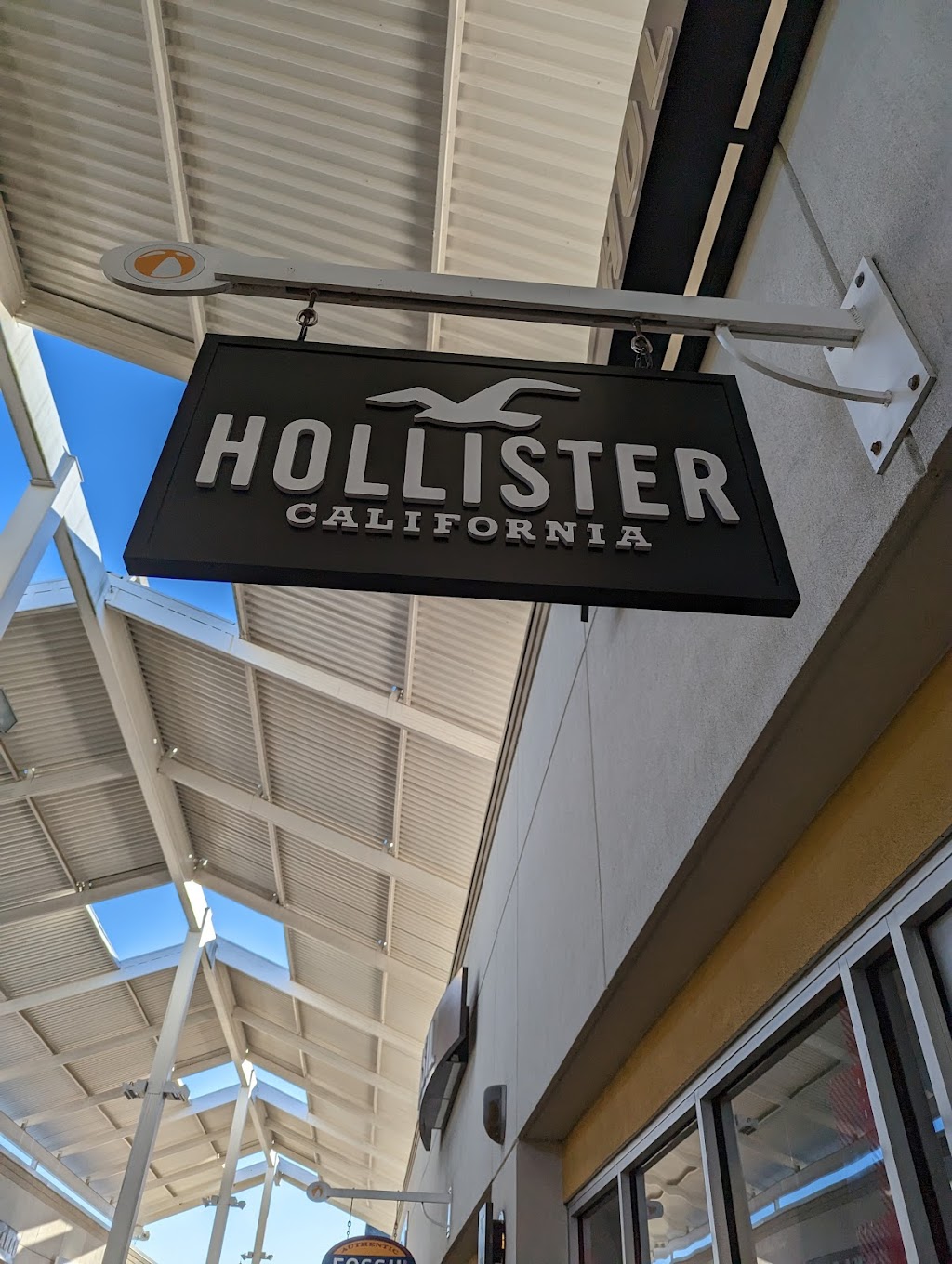 Hollister Co. | 1 Premium Outlets Blvd, Tinton Falls, NJ 07753 | Phone: (732) 481-4688
