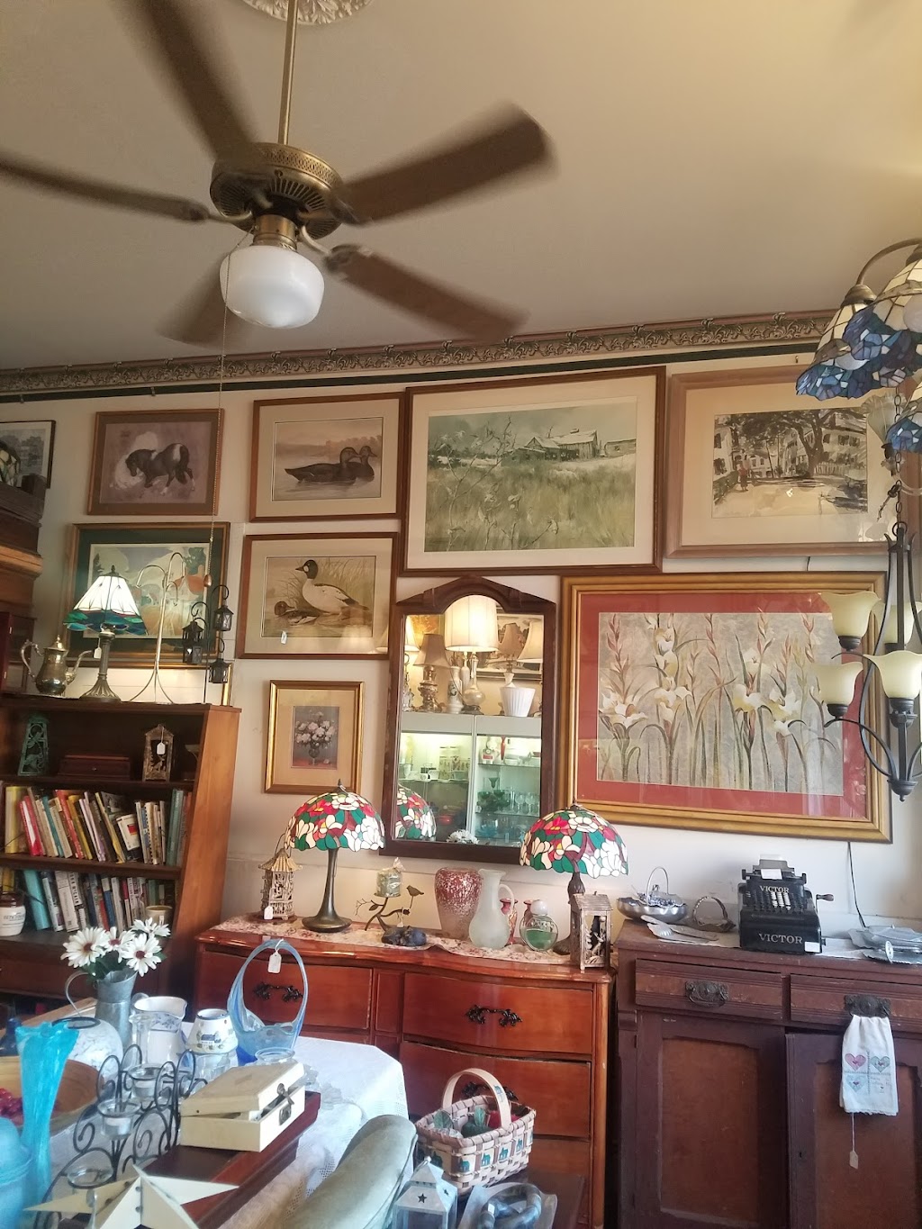 Fabulous Finds Arts and Antiques | 16 Greenwich St, Belvidere, NJ 07823 | Phone: (732) 771-6089