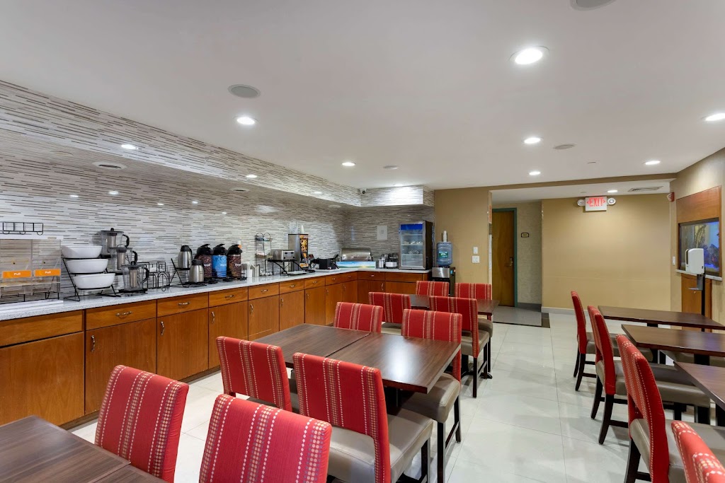 Comfort Inn | 3218 Emmons Ave, Brooklyn, NY 11235 | Phone: (718) 368-3334