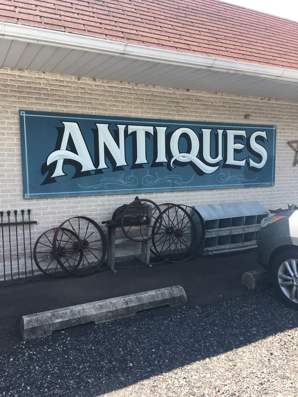 Quaker Antique Mall | 70 Tollgate Rd, Quakertown, PA 18951 | Phone: (215) 538-9445