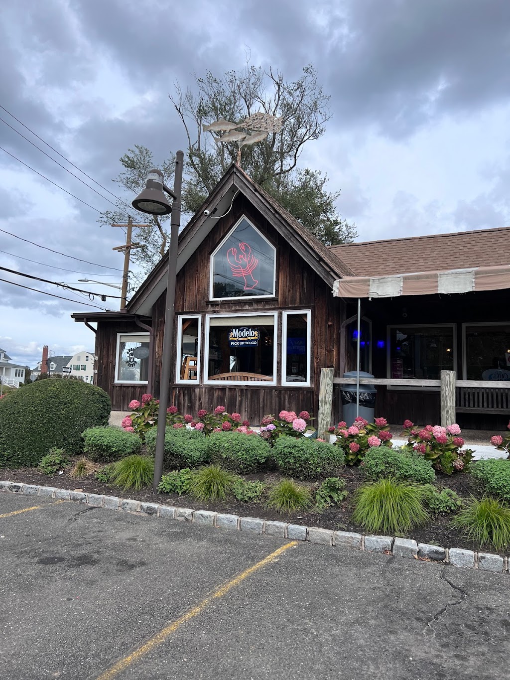 Out of the Blue Seafood | 252 E Montauk Hwy, Hampton Bays, NY 11946 | Phone: (631) 728-3474