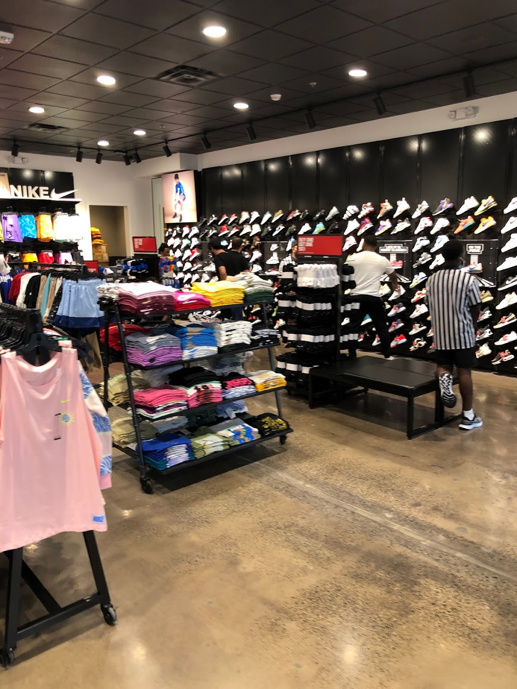 Foot Locker | 2500 W Moreland Rd SPACE 3065, Willow Grove, PA 19090 | Phone: (215) 659-3828
