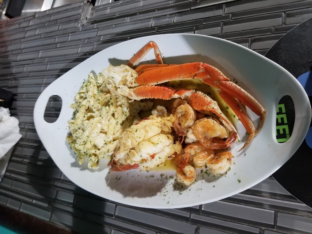 The Catch Seafood Restaurant & Lounge | 1298 N Main St, Waterbury, CT 06704 | Phone: (203) 574-2042
