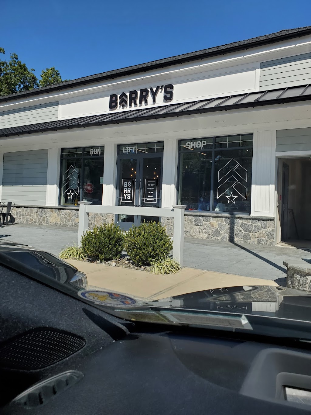 Barrys Roslyn | 385 Willis Ave, Roslyn Heights, NY 11577 | Phone: (516) 464-5001