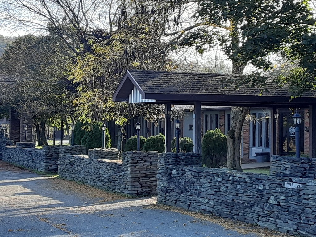 Mountain View Lodge | 1818 PA-106, Clifford, PA 18421 | Phone: (570) 960-4581