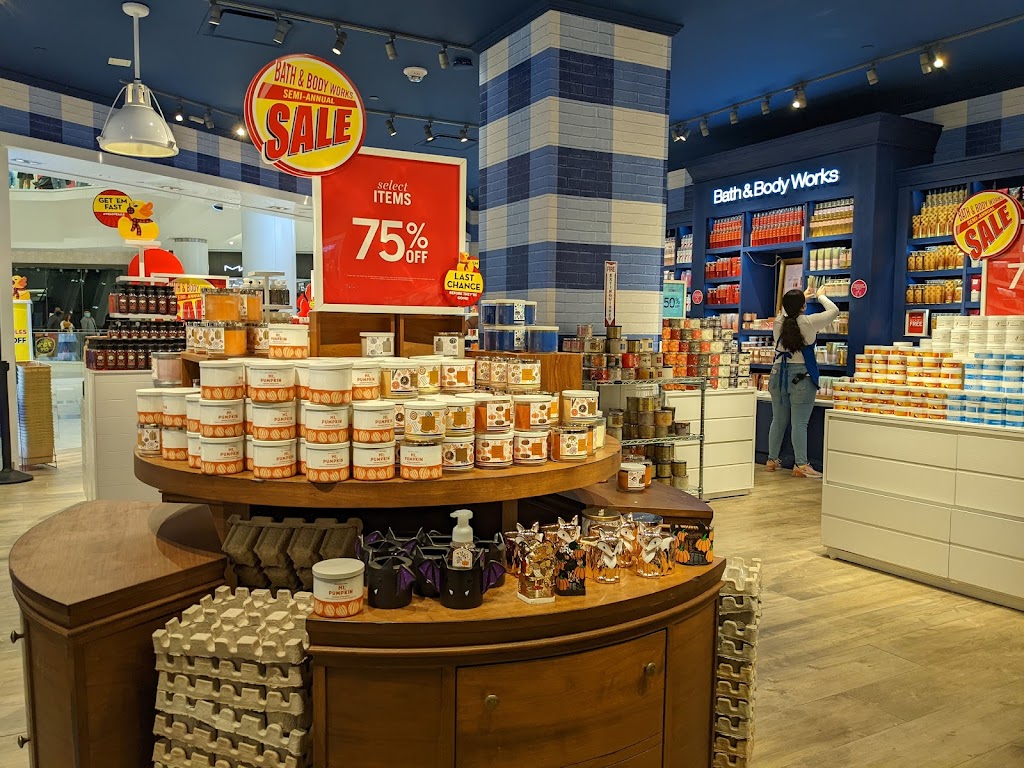 Bath & Body Works | 300 Paterson Plank Rd, East Rutherford, NJ 07073 | Phone: (201) 559-5478
