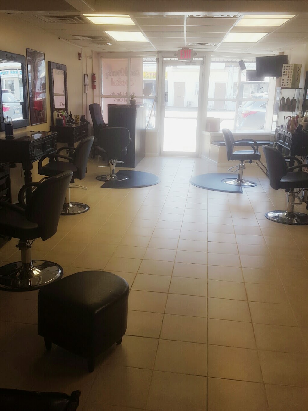 Magic Mirror Dominican hair salon | 937 MacDade Blvd, Darby, PA 19023 | Phone: (610) 522-2050