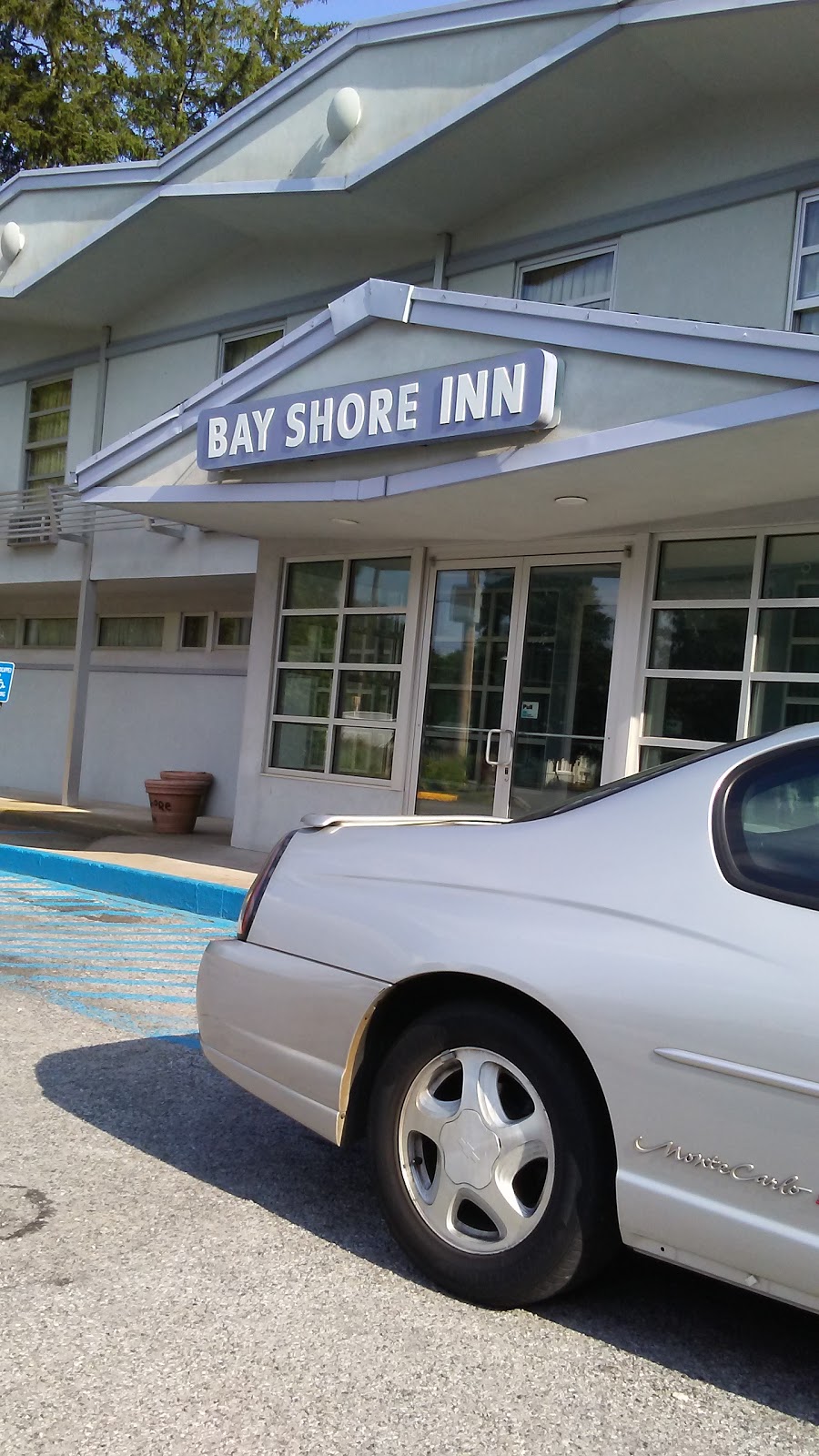 Bay Shore Inn | 300 Bay Shore Rd, Bay Shore, NY 11706 | Phone: (631) 666-7275