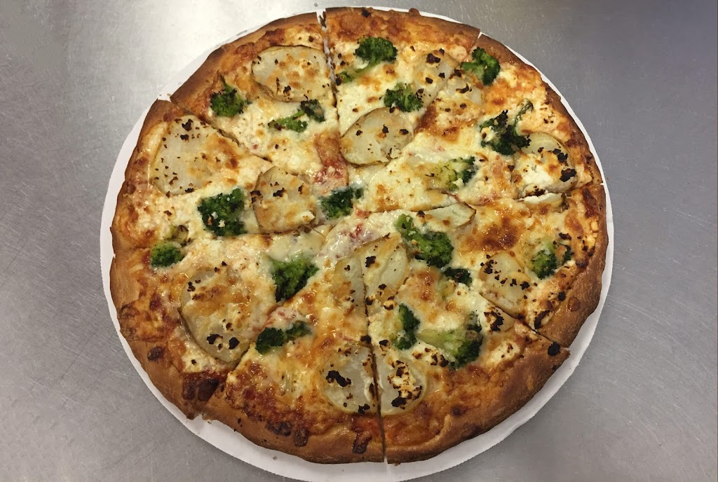 Village Green Pizza Restaurant | 32 E Hampton Rd STE 5, Marlborough, CT 06447 | Phone: (860) 295-1330