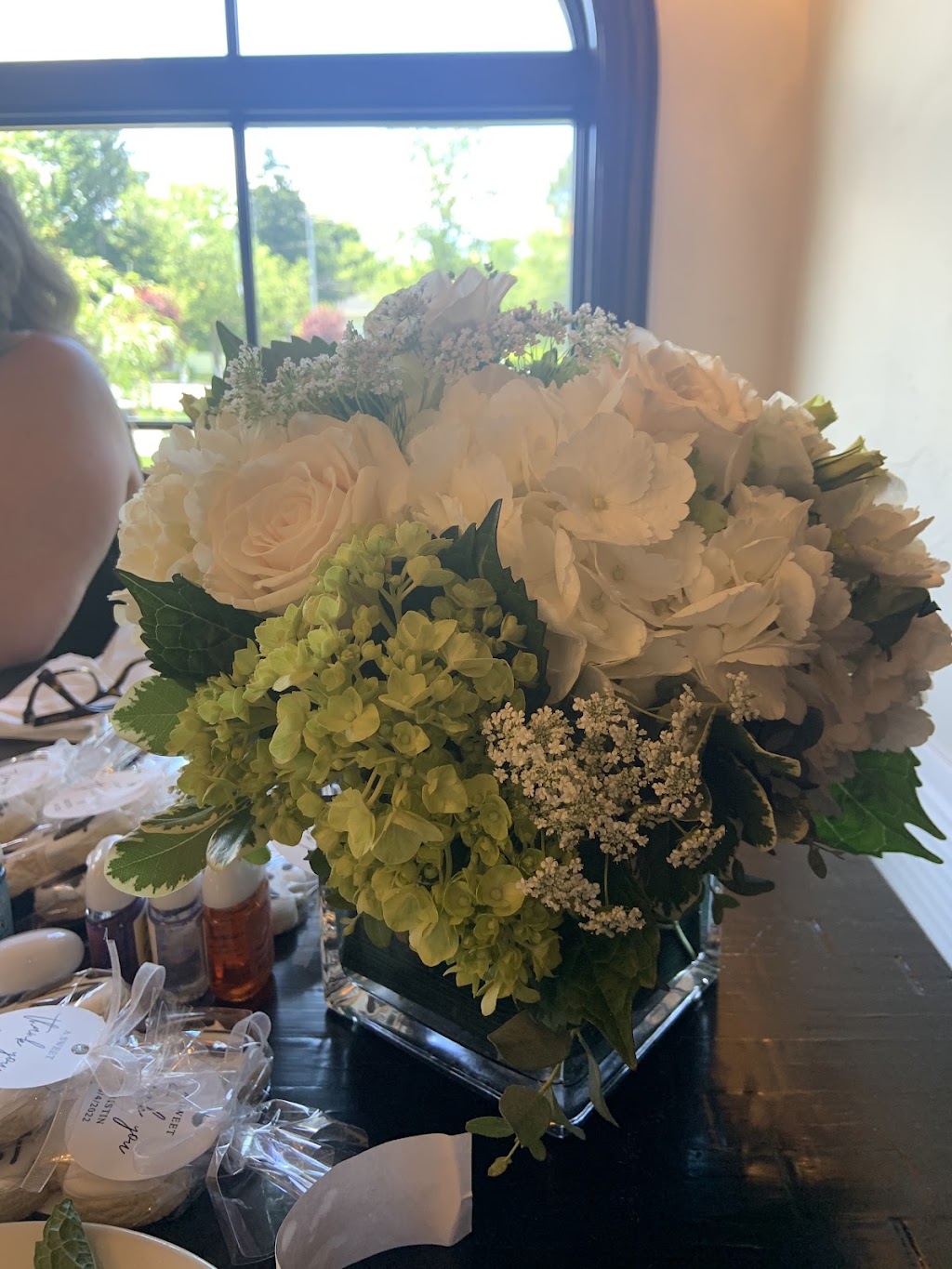Lauras Floral Elegance | 2027 Jericho Turnpike, East Northport, NY 11731 | Phone: (631) 462-3400