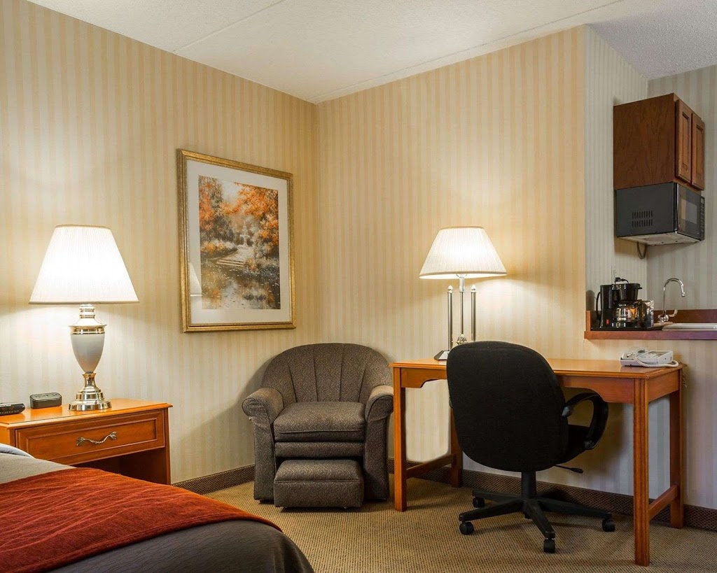 Comfort Inn & Suites | 20 Saw Mill River Rd, Hawthorne, NY 10532 | Phone: (914) 592-8600