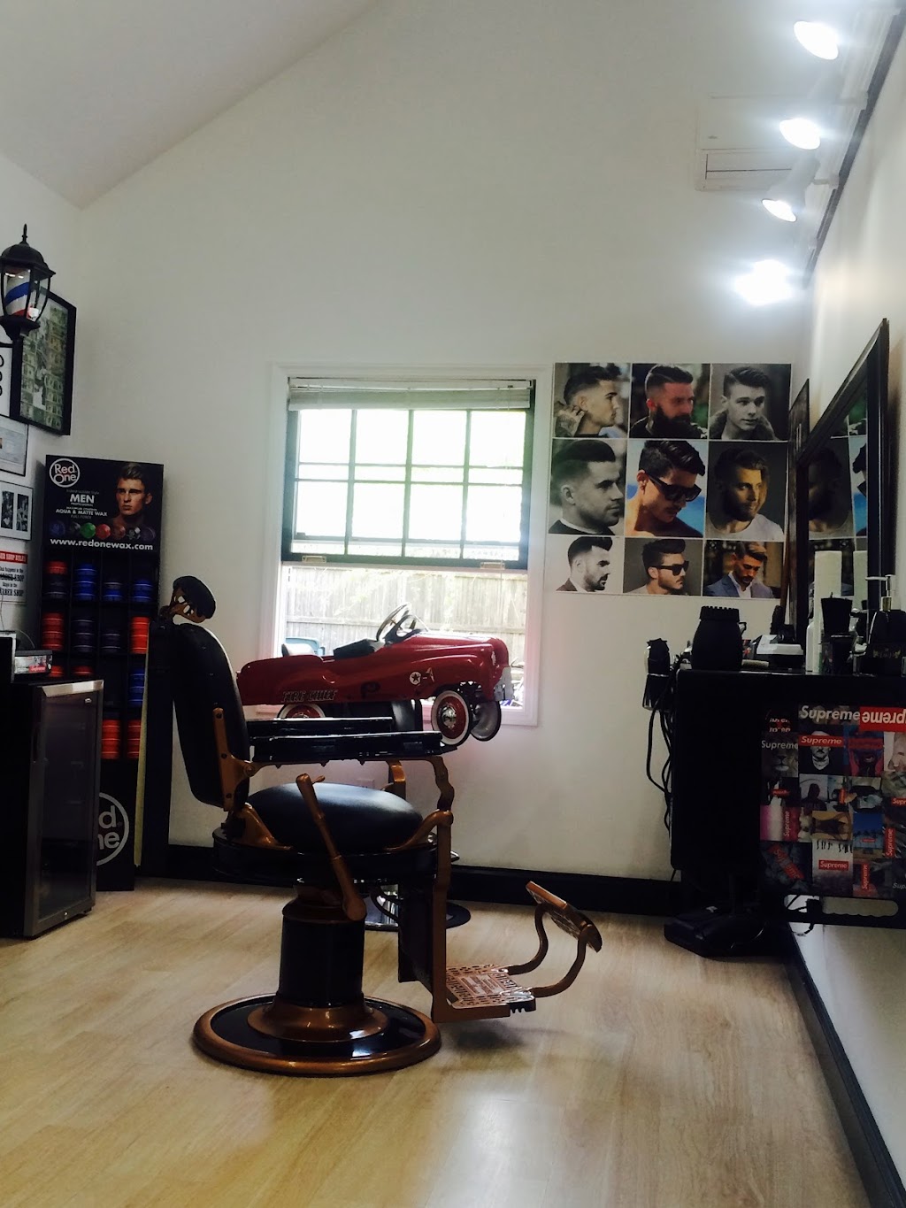 Sterlington Barber shop de Leon | 3 Sterlington Commons, 313 third street, Greenport, NY 11944 | Phone: (631) 965-0163
