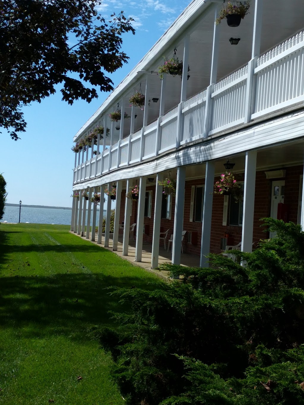 Arlington Shores | 40 Penny Ln Apartment 114, Hampton Bays, NY 11946 | Phone: (631) 723-6000