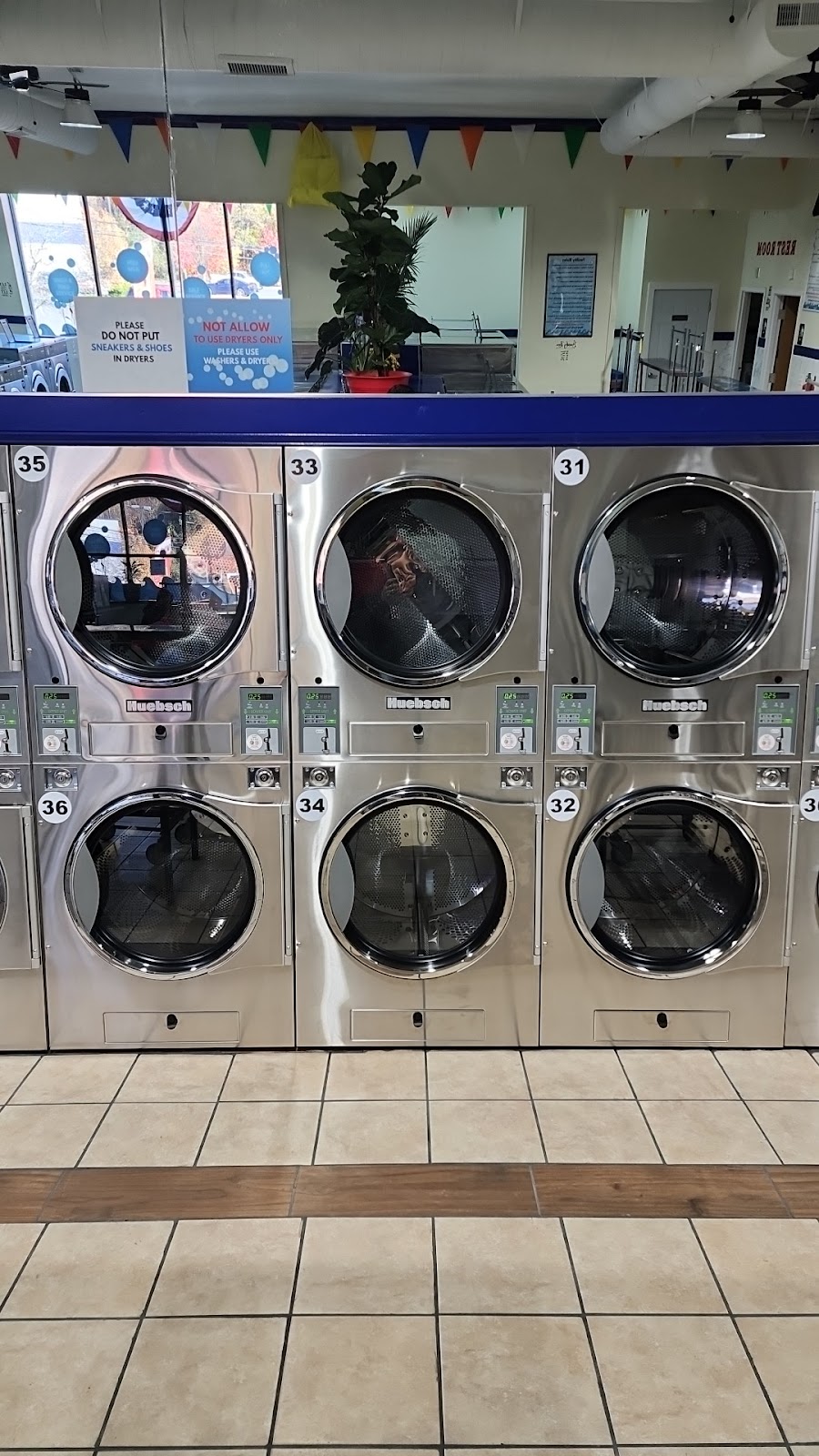 Wash Wave Laundromat | 720 Wolcott St, Waterbury, CT 06705 | Phone: (203) 527-4647