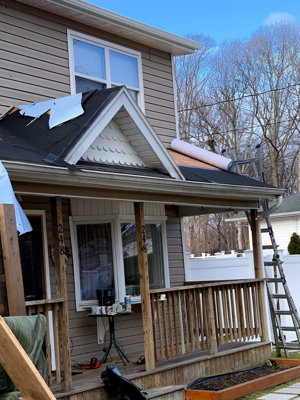 Royal roofing and gutters | 332 Wading River Rd, Manorville, NY 11949 | Phone: (631) 530-7272