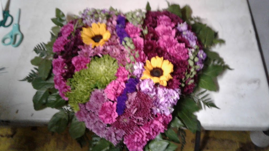 Flowers By Lynn | 77 Sullivan St, Wurtsboro, NY 12790 | Phone: (845) 888-5959