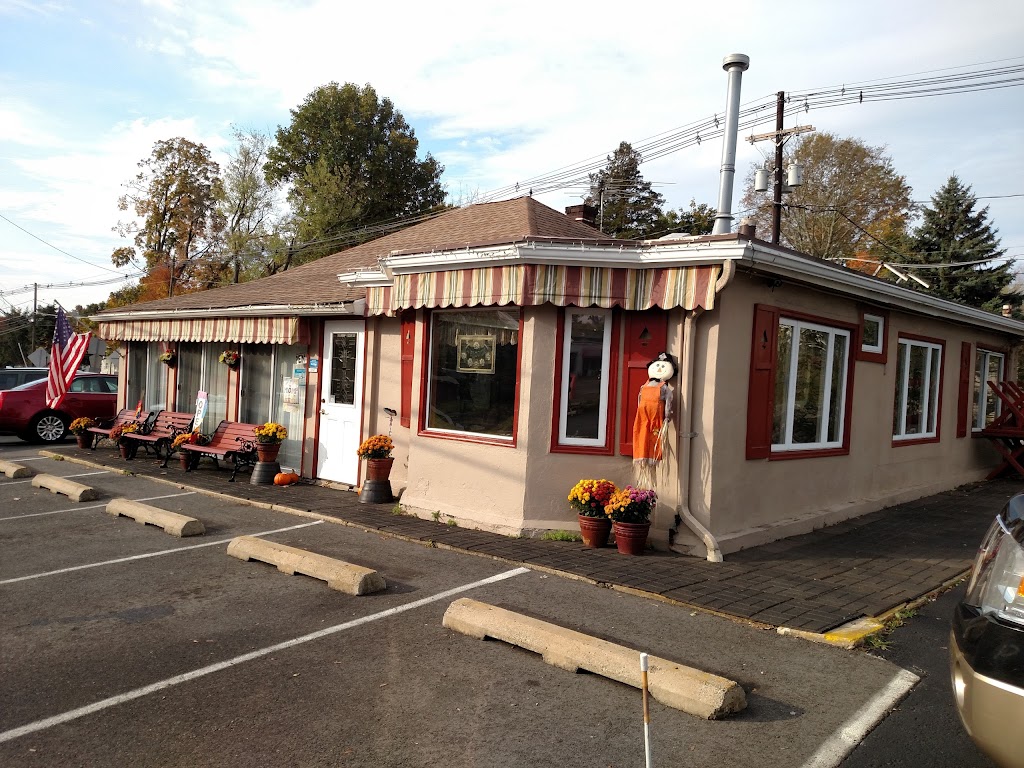 Moms Restaurant | 36 John Ringo Rd, Ringoes, NJ 08551 | Phone: (908) 782-8025