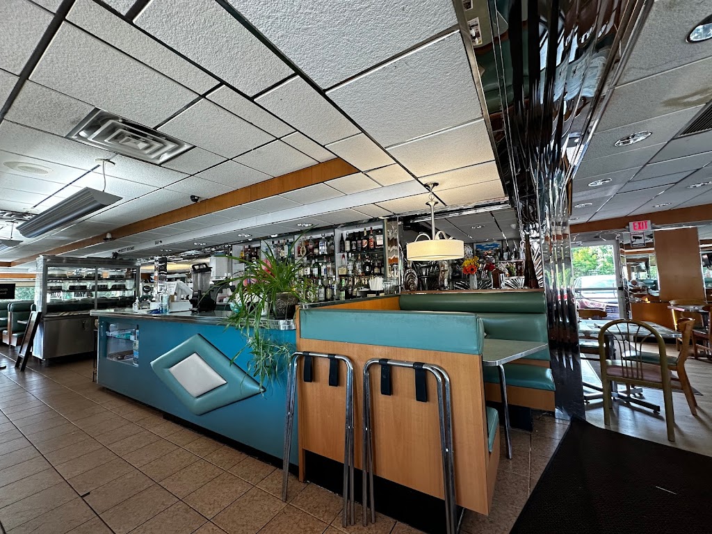 Gateway Diner | 3579 Us Highway 9W, Highland, NY 12528 | Phone: (845) 691-6326