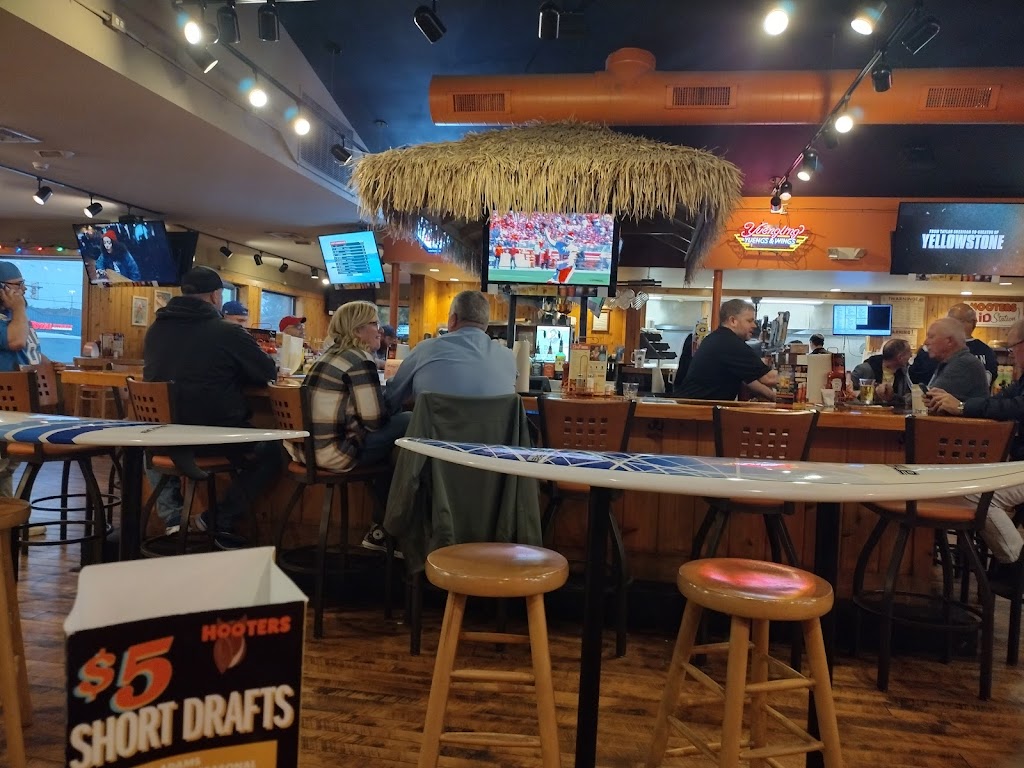 Hooters | 1290 Riverdale St, West Springfield, MA 01089 | Phone: (413) 301-9741