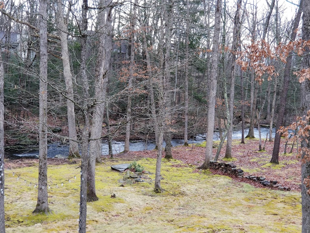 Poconos Waterfront Oasis | 405 Saunders Dr, Bushkill, PA 18324 | Phone: (347) 881-5173