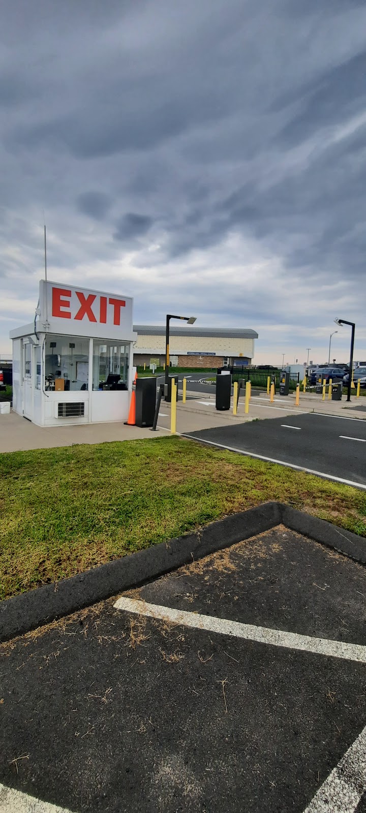 Park & Walk Lot 2 at Bradley International Airport | 1 Bradley International Airport, Windsor Locks, CT 06096 | Phone: (860) 627-3555