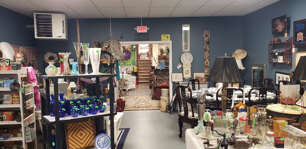 Antiques & Uniques | 170 Main St, Monson, MA 01057 | Phone: (860) 716-5069