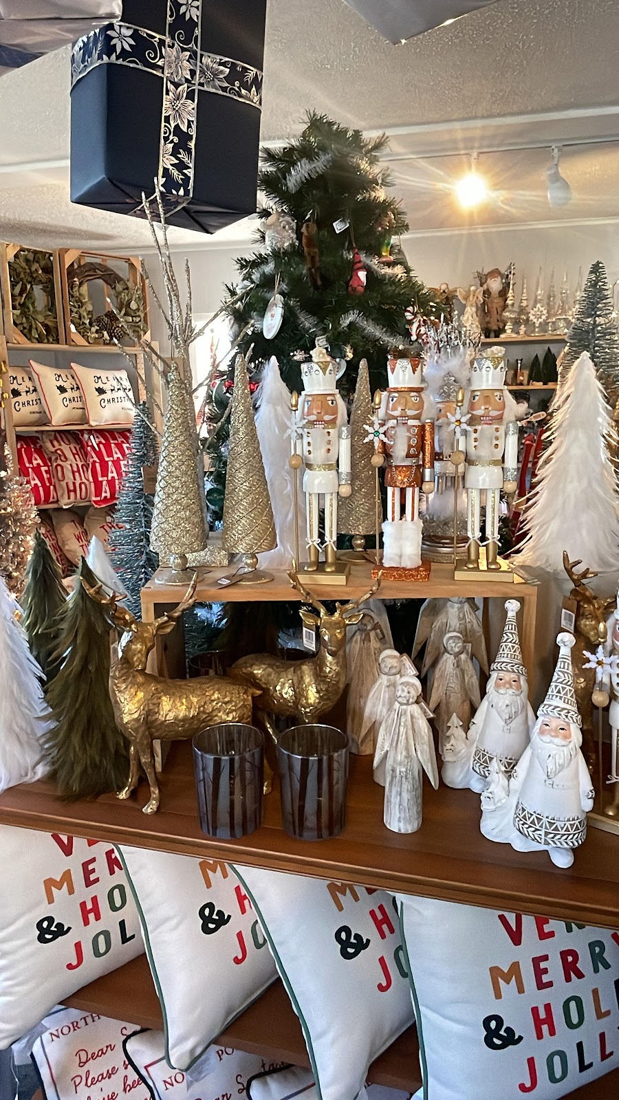 Christmas In Milford | 102 US-6, Milford, PA 18337 | Phone: (570) 460-6696