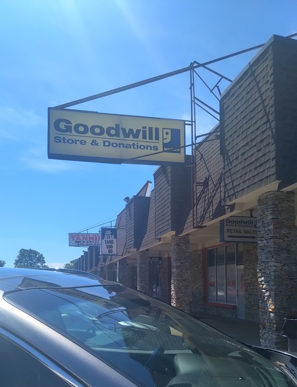 Goodwill | 2137 MacDade Boulevard, Holmes, PA 19043 | Phone: (610) 586-6360