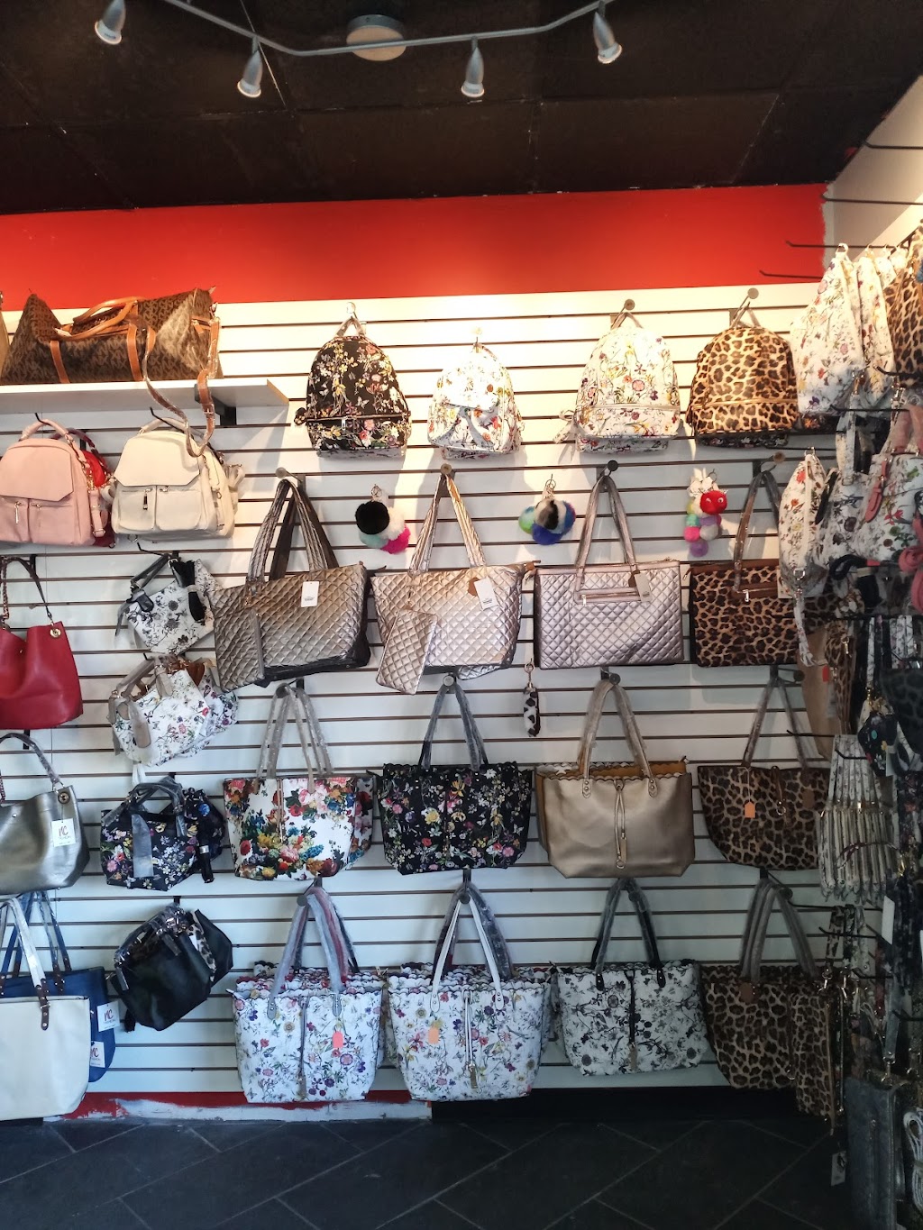 Lyndis Handbag Heaven | 5017 Milford Rd STE 2, East Stroudsburg, PA 18302 | Phone: (570) 664-6566