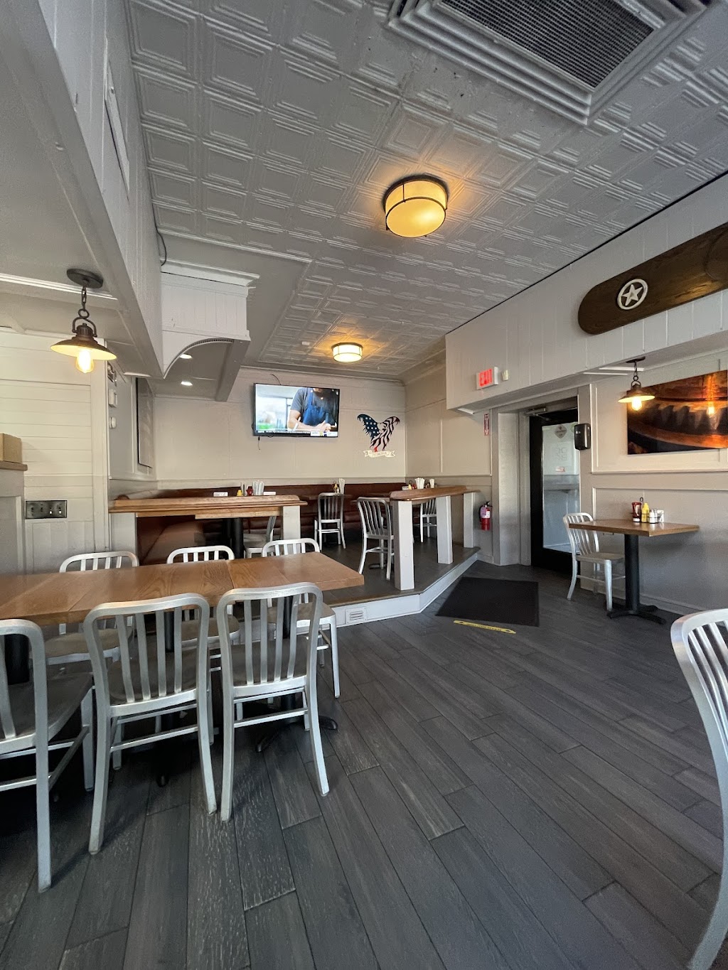 Dry Dock Bar & Grille | 215 Main St, Norwalk, CT 06851 | Phone: (203) 956-6365