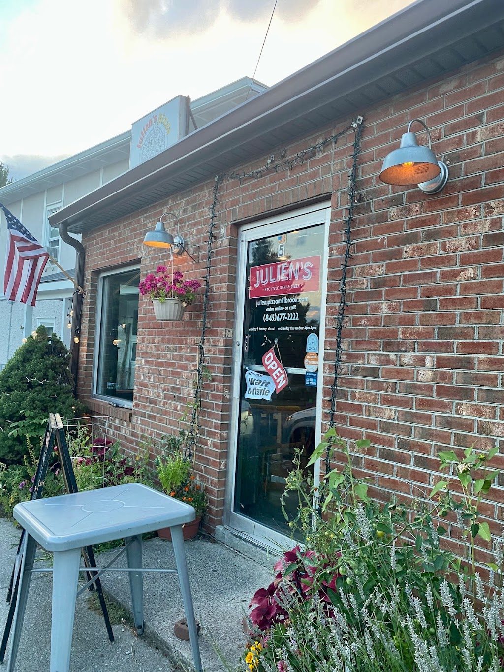 Juliens Curbside Kitchen | 5 Washington Ave, Millbrook, NY 12545 | Phone: (845) 677-2222