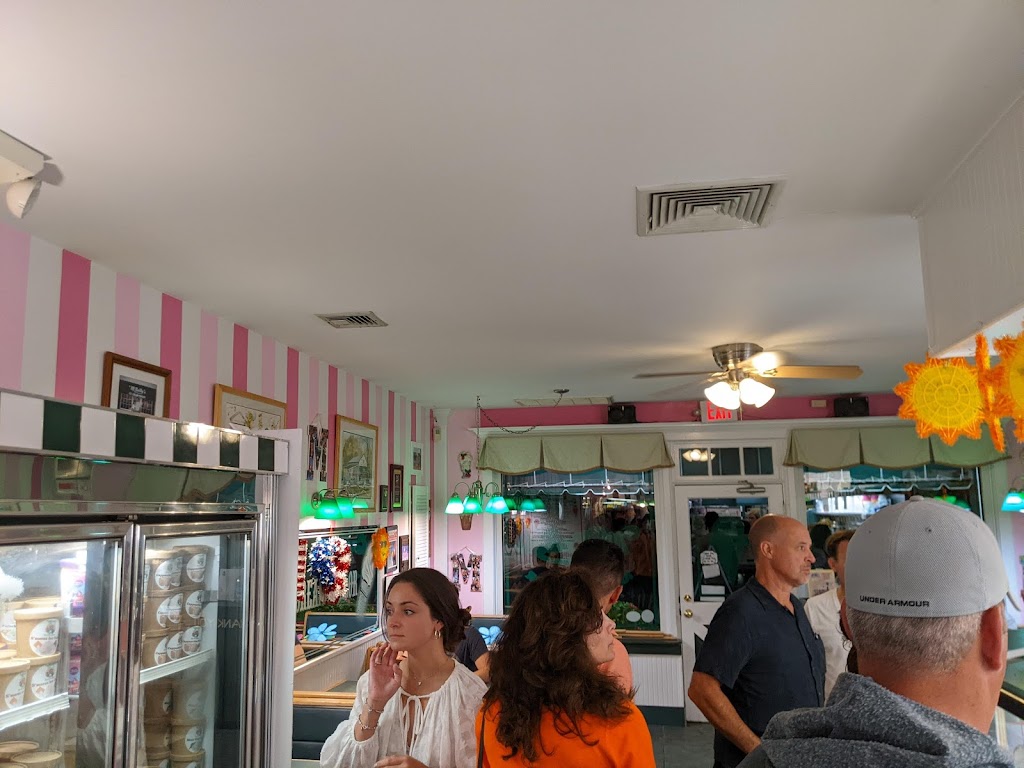 McNultys Ice Cream Parlor | 153 N Country Rd, Miller Place, NY 11764 | Phone: (631) 474-3543