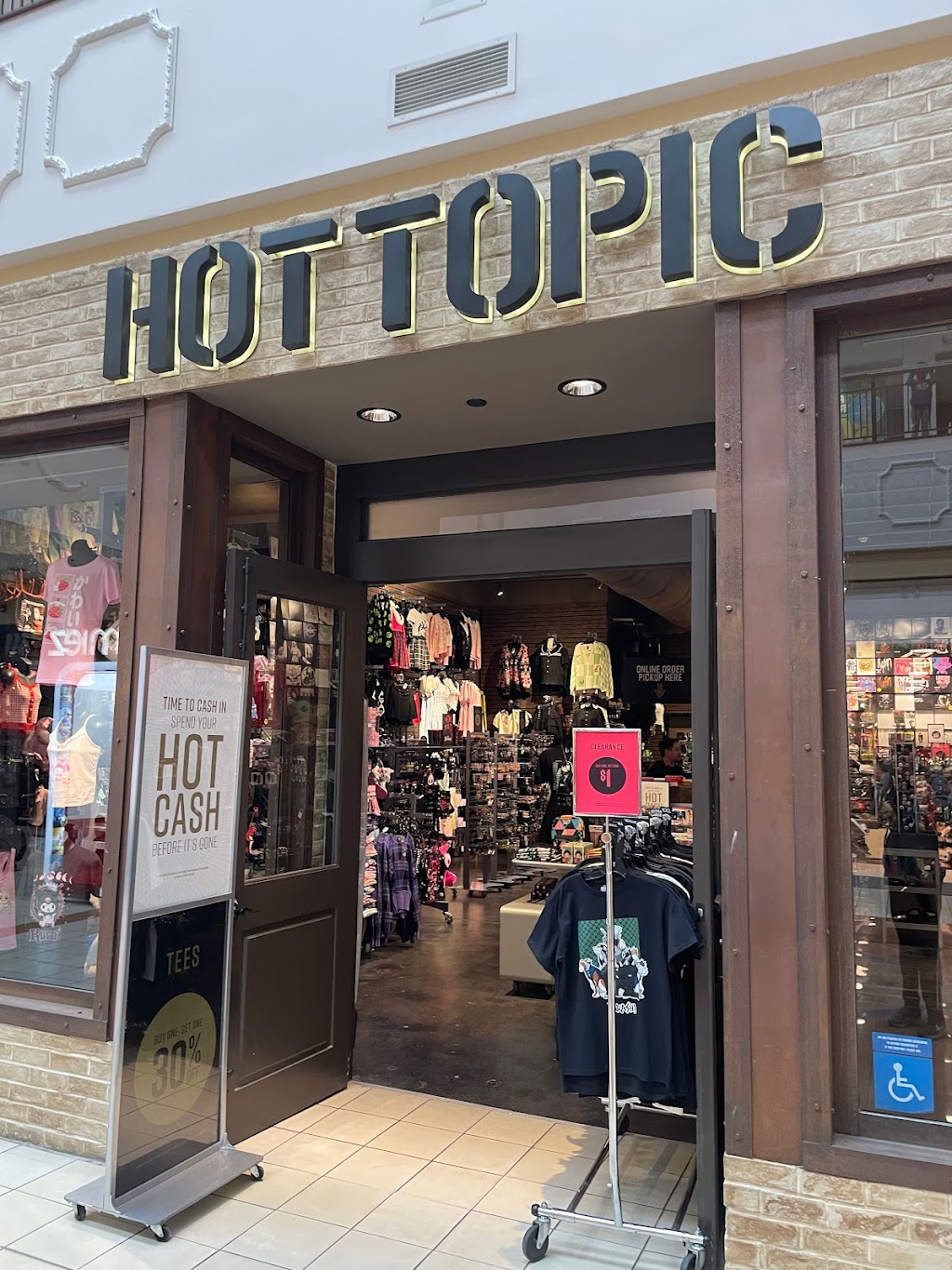 Hot Topic | 2500 W Moreland Rd Space # 3053, Willow Grove, PA 19090 | Phone: (215) 659-5417