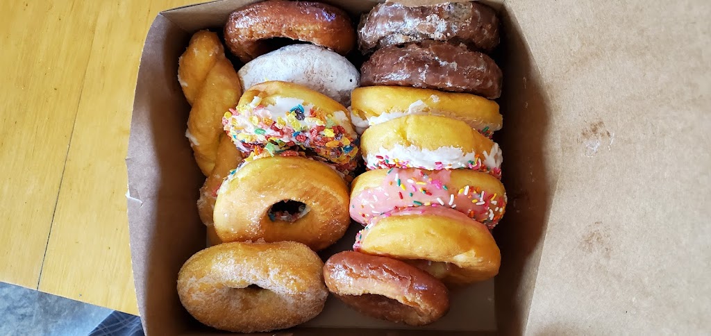 Clinton Beach Donut | 344 E Main St, Clinton, CT 06413 | Phone: (860) 664-5058