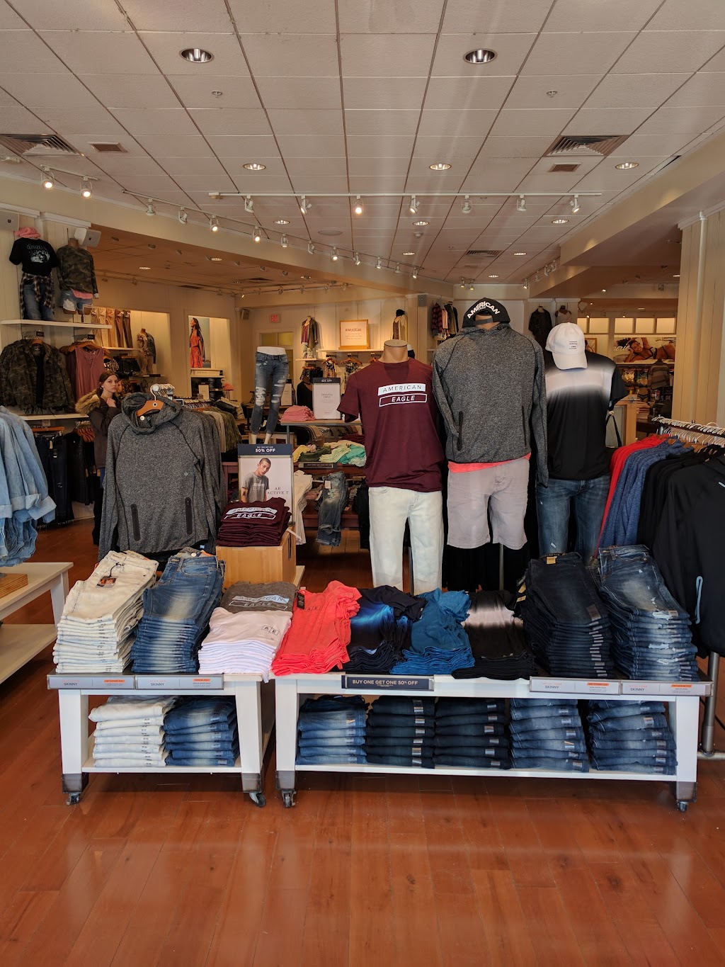 American Eagle Store | 2845 Center Valley Pkwy Suite 418, Center Valley, PA 18034 | Phone: (610) 797-4938
