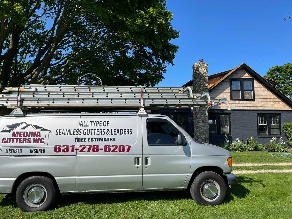 Medina Gutters Inc | 110 Pineoaks Ln, Bay Shore, NY 11706 | Phone: (631) 278-6207