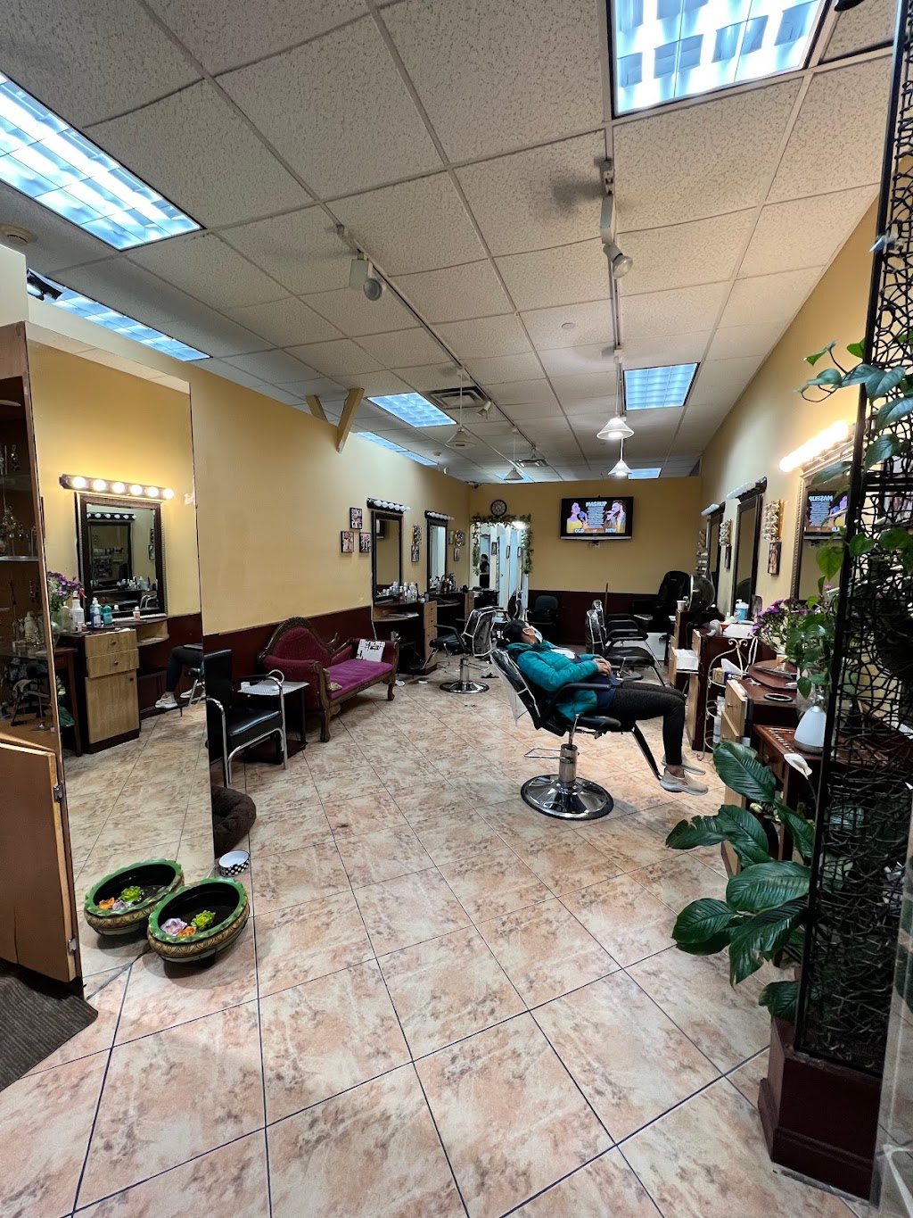 Neelus Khubsoorat Beauty Salon | 409 S Broadway, Hicksville, NY 11801 | Phone: (516) 708-3328