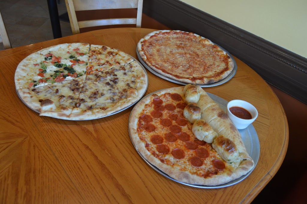 Francos Pizza & Pasta | 228 S Main St, Newtown, CT 06470 | Phone: (203) 270-3548