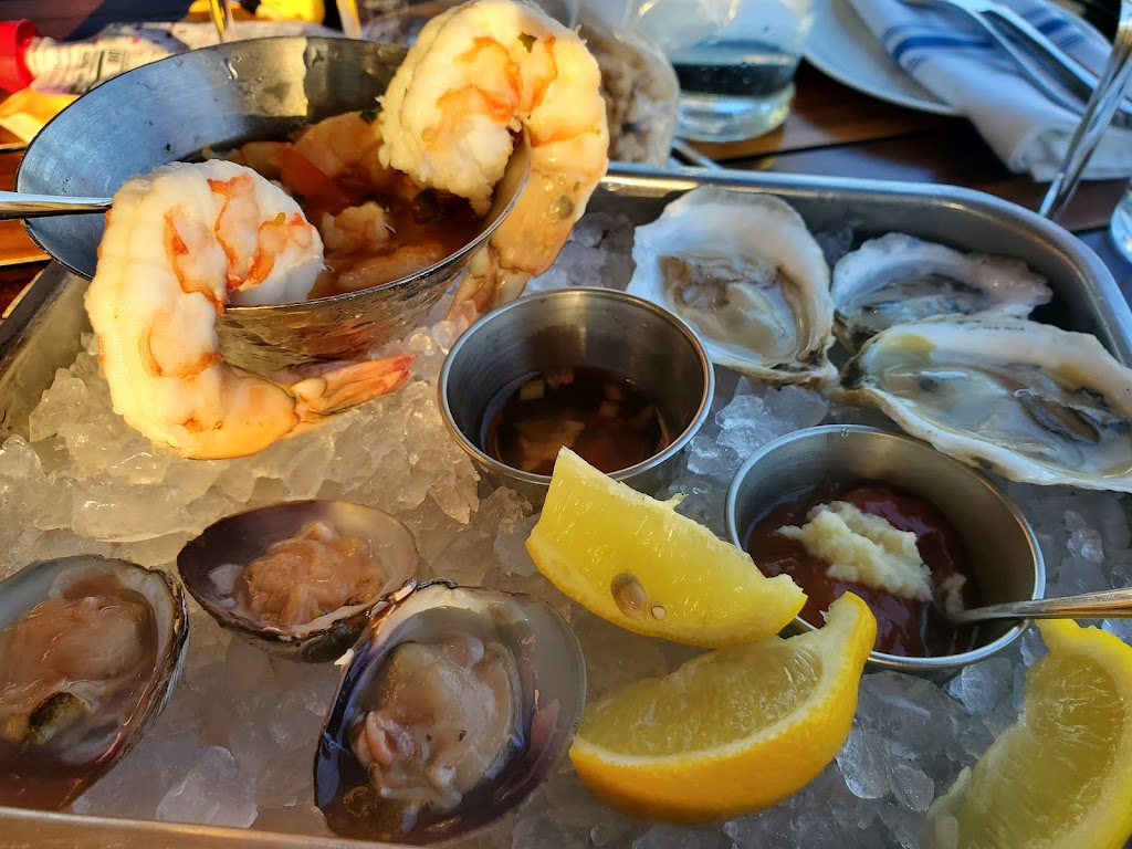 Shell & Bones Oyster Bar & Grill | 100 S Water St, New Haven, CT 06519 | Phone: (203) 787-3466