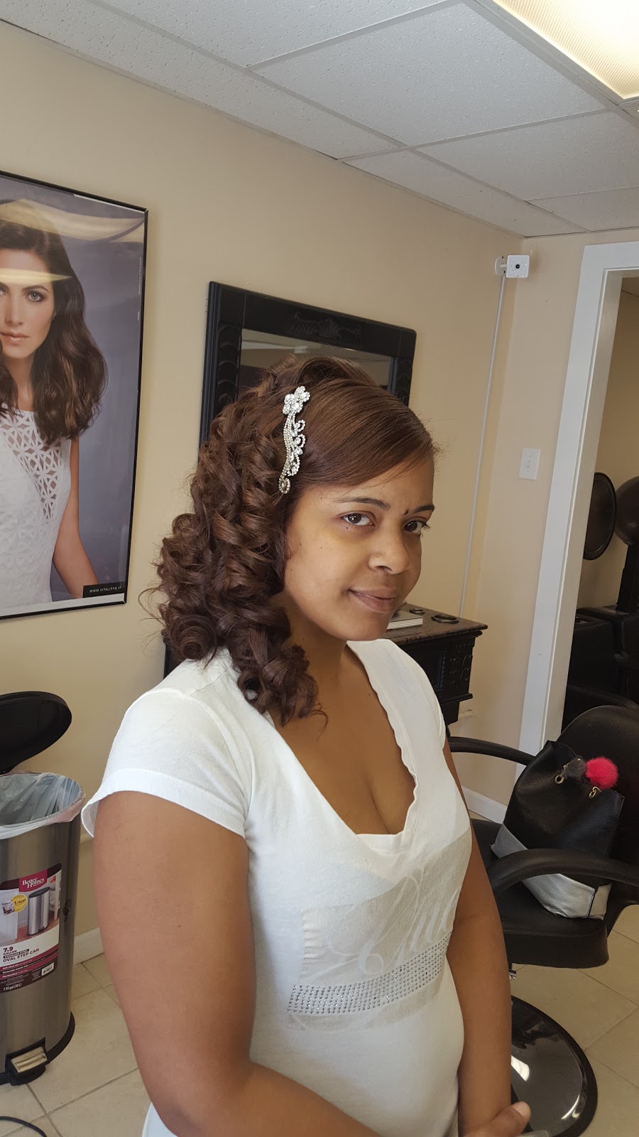 Magic Mirror Dominican hair salon | 937 MacDade Blvd, Darby, PA 19023 | Phone: (610) 522-2050