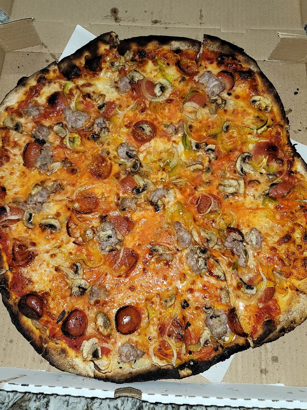 Luna Woodfired Pizza | 384 N Main St, Naugatuck, CT 06770 | Phone: (203) 632-5528